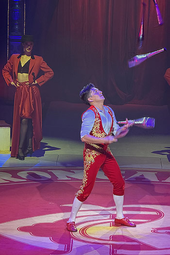 Roncalli Premierenabend mit Noel Aguiar (Jonglage) (©Foto: Martin Schmitz) 